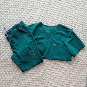 FIGS Men's Hunter Green Scrub Set